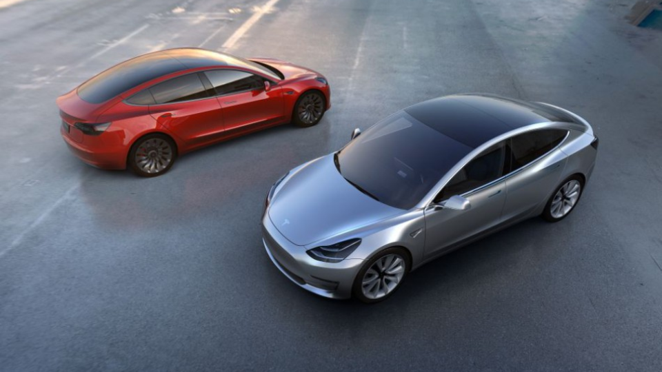 Na snímke elektromobil Tesla Model 3