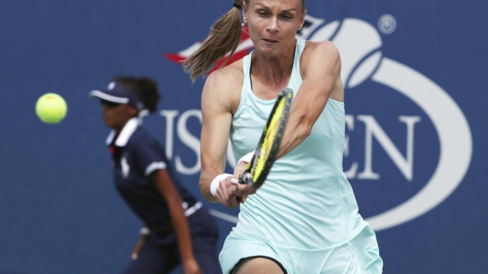 Slovenská tenistka Magdaléna Rybáriková odvracia úder Talianky  Camily Giorgiovej v zápase 1. kola ženskej dvojhry na US Open v New Yorku 28. augusta 2017.  