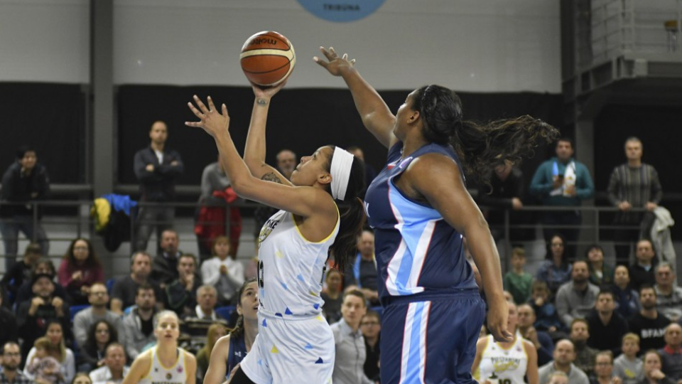 Na snímke s loptou Jenna Joy Smithová (Piešťanské Čajky) a za ňou vpravo Courtney Parisová (Hatay BB) počas zápasu Európskeho pohára FIBA D-skupiny Piešťanské Čajky - Hatay BB v Piešťanoch 1. novembra 2017. 