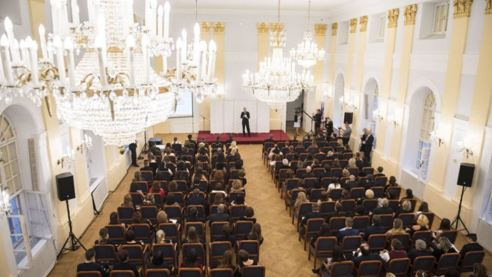 Na snímke britský princ Edward (uprostred), gróf z Wessexu reční počas slávnostného odovzdávania Medzinárodnych cien vojvodu z Edinburghu (DofE) v historickej budove Národnej rady Slovenskej republiky v Bratislave 2. novembra 2017.