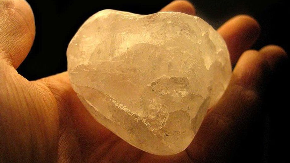 Kamenec je prírodný kryštalický síran hlinitodraselný.