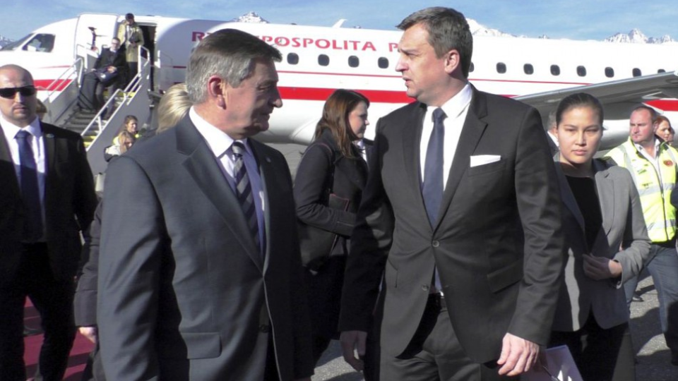 Na snímke vpravo predseda NR SR Andrej Danko a vľavo preseda Sejmu Poľskej republiky Marek Kuchciňski po príchode na popradské letisko pri príležitosti spoločného zasadnutia predsedníctiev NR SR a Sejmu Poľskej republiky 6. novembra 2017. 