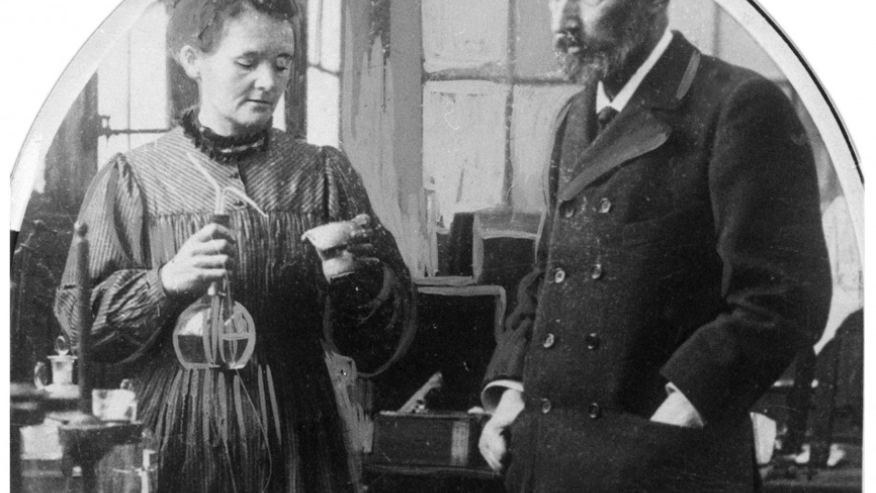 V roku 1867 sa narodila francúzska chemička a fyzička poľského pôvodu MARIA CURIE-SKLODOWSKA, zakladateľka rádiochémie, objaviteľka prvkov polónium a rádium a dvojnásobná laureátka Nobelovej ceny za fyziku (1903) a za chémiu (1911). Zomrela 4.7.1934.