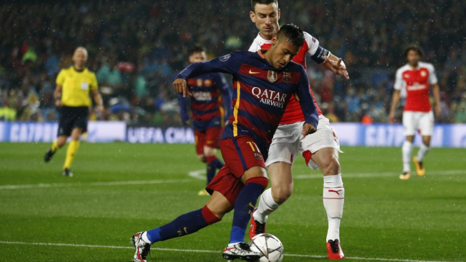 Hráč Arsenalu Laurent Koscielny (v strede) a hráč Barcelony Neymar (v popredí) v súboji o loptu v odvete osemfinále Ligy majstrov FC Barcelona - Arsenal Londýn v Barcelone 16. marca 2016.