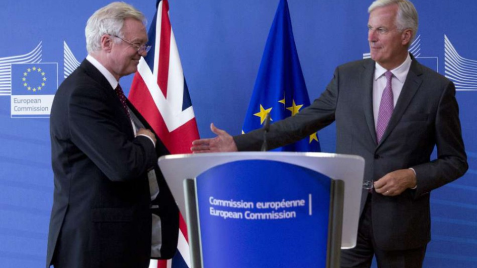 Vedúci vyjednávači pre brexit, Michel Barnier za EÚ (vpravo) a David Davis za Britániu (vľavo). 