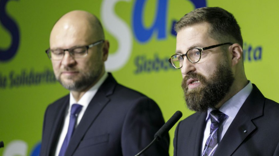 Na snímke zľava predseda SaS Richard Sulík a poslanec a odchádzajúci člen SaS Martin Poliačik počas tlačovej konferencie v Bratislave 9. novembra 2017.