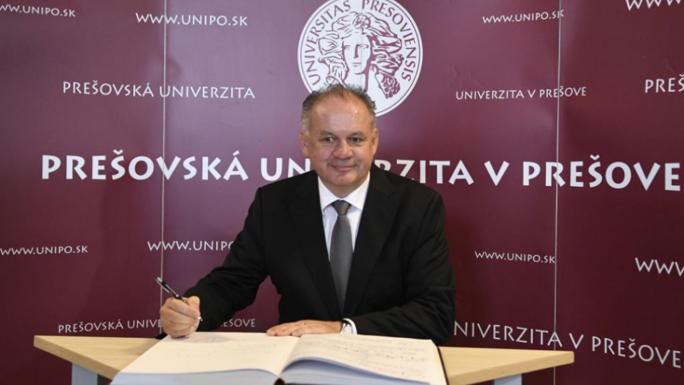 Prezident SR Andrej Kiska navštívil dňa 9. novembra 2017 Prešovskú univerzitu v Prešove. Na snímke prezident SR Andrej Kiska počas zápisu do pamätnej knihy PU. 