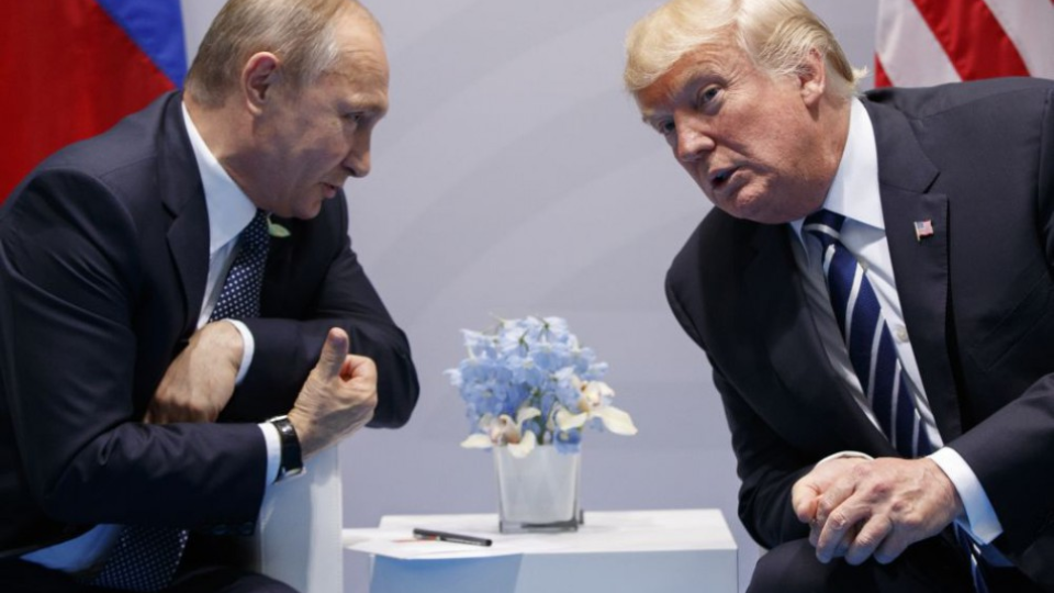 Na snímke zľava ruský prezident Vladimir Putin a americký prezident Donald Trump.