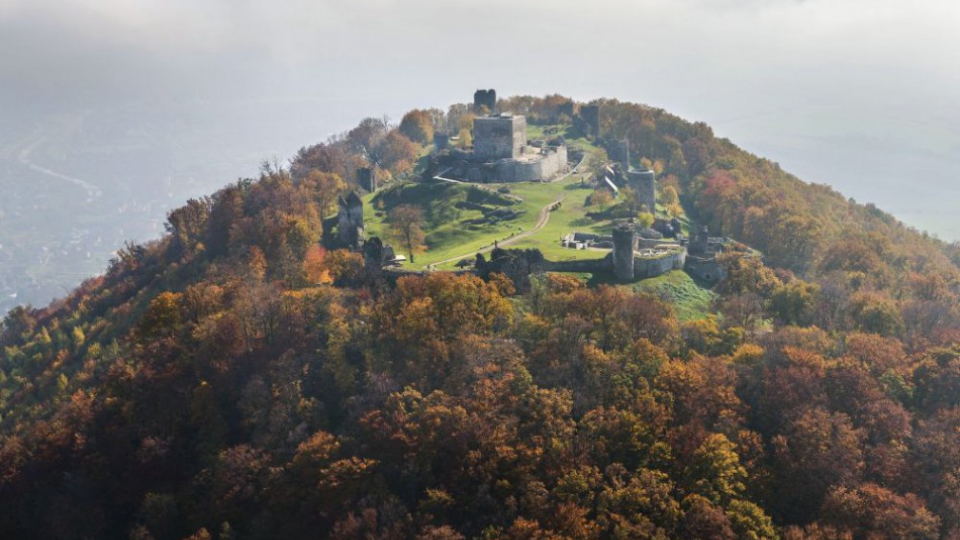 Šarišský hrad v inverznej oblačnosti, vľavo dole v pozadí je mesto Veľký Šariš, okres Prešov. Veľký Šariš, 26. októbra 2017.