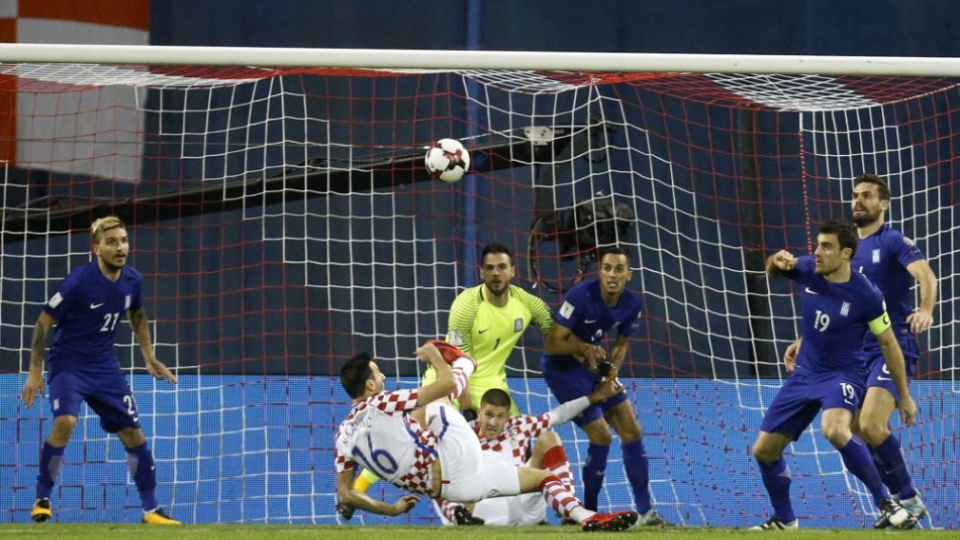 Na snímke uprostred naľavo dole hráč Chorvátska Nikola Kalinič strieľa na bránu v 1. zápase európskej baráže MS 2018 vo futbale Chorvátsko - Grécko. Ilustračná snímka. 