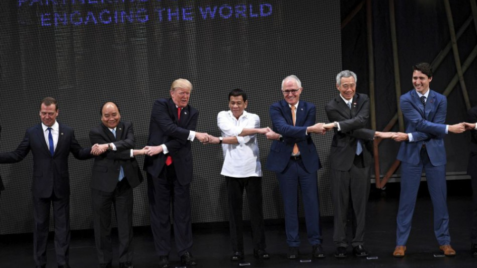 Zľava – ruský premiér Dmitrij Medvedev, vietnamský premiér Nguyen Xuan Phuc, americký prezident Donald Trump, filipínsky prezident Rodrigo Duterte, austrálsky premiér Malcolm Turnbull, singapurský premiér Lee Hsien Loong a kanadský premiér Justin Trudeau sa držia za ruky počas otváracej ceremónii 31. summitu ASEAN v Kultúrnom centre Filipín v Manile, v pondelok 13. novembra 2017.