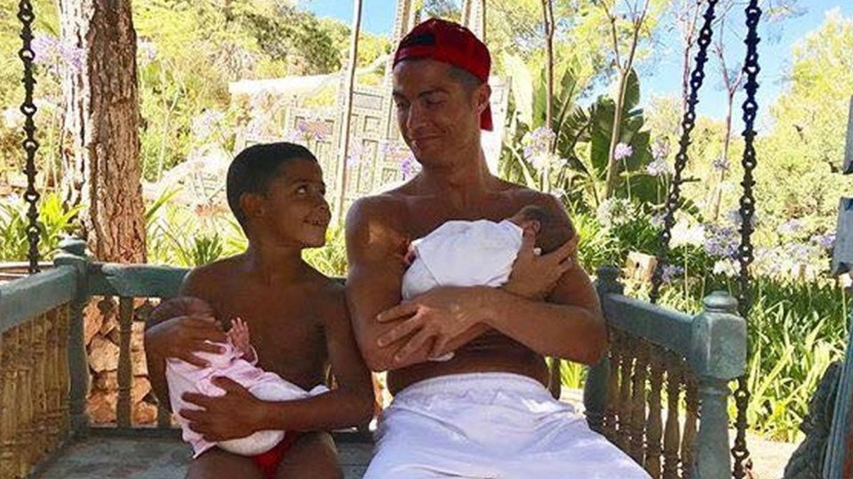 Cristiano Ronaldo so svojimi deťmi 