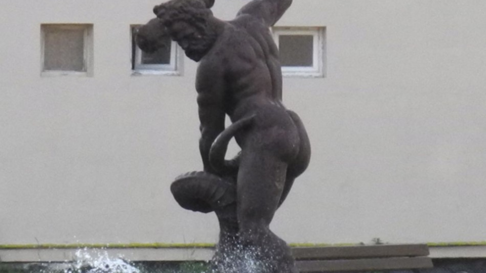 Na snímke socha Herkula, ktorú odliali v minulosti v neďalekej obci Zemplínske Hámre.