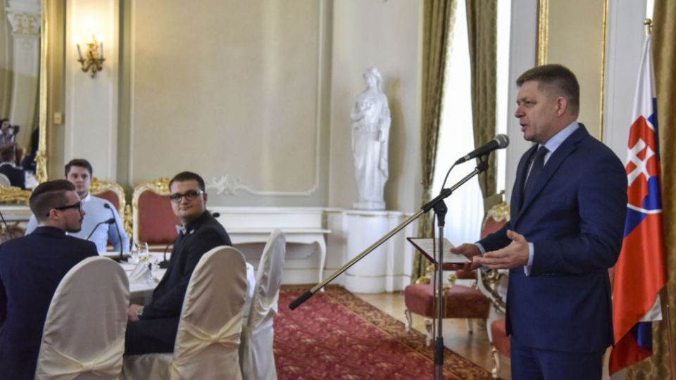 Na snímke predseda vlády SR Robert Fico reční počas slávnostného obeda s 18 vysokoškolákmi pri príležitosti štátneho sviatku – Dňa boja za demokraciu a Medzinárodného dňa študentstva v Bratislave 18. novembra 2017.
