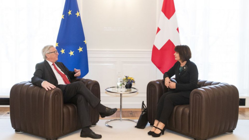 Švajčiarska prezidentka Doris Leuthardová a predseda Európskej komisie (EK) Jean-Claude Juncker počas stretnutia 23. novembra 2017 v Berne.