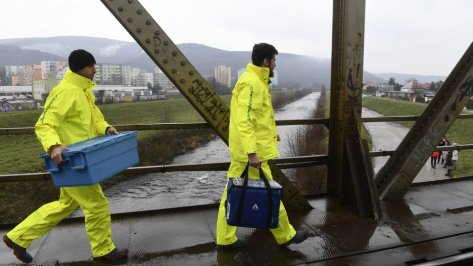Špecialisti z Greenpeace odoberajú vzorky vody z rieky Nitra v meste Partizánske, 29. novembra 2017.