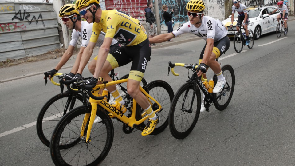 Na archívnej snímke britský cyklista v žltom drese celkového víťaza Chris Froome z tímu Sky a jeho tímoví kolegovia Poliak Michal Kwiatkowski (vpravo) a Španiel Mikel Nieve počas záverečnej 21. etapy 104. ročníka slávnych cyklistických pretekov Tour de France z Montgeronu do Paríža v nedeľu 23. júla 2017.