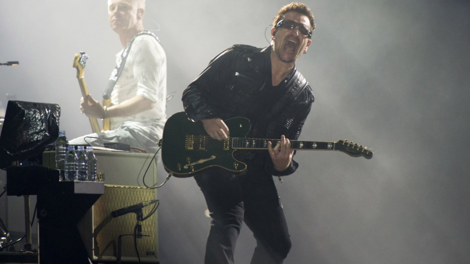 Bono počas koncertu kapely U2, na snímke s Adamom Claytonom.