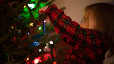 Skoré vešanie vianočných ozdôb vás robí šťastnejšími a môže vám pomôcť zmieriť sa so smrťou blízkeho, tvrdia vedci