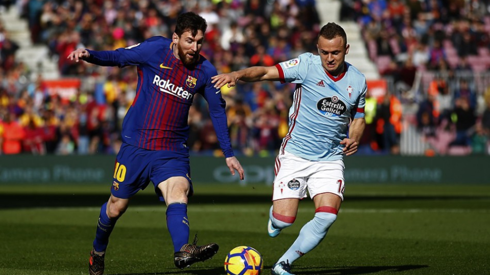 Hráč Barcelony Lionel Messi (vľavo) a stredopoliar Celty Slovák Stanislav Lobotka v súboji o loptu v zápase 14. kola španielskej La Ligy  FC Barcelona - Celta Vigo v Barcelone 2. decembra 2017.