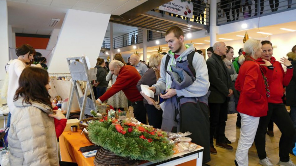 Na snímke tradičné trhy počas podujatia Vianoce na univerzite na pôde Žilinskej univerzity v Žiline dňa 5. decembra 2017. FOTO TASR - Erika Ďurčová.