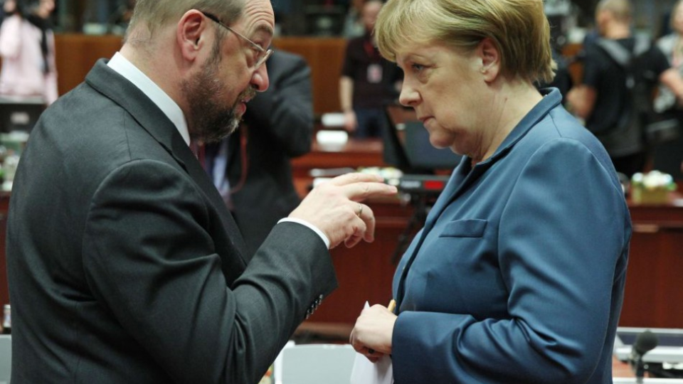 Na archívnej snímke zľava Martin Schulz a Angela Merkelová.