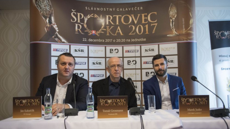 Na snímke zľava Ján Kakaščík z B&D Agency, predseda Klubu športových redaktorov (KŠR) Tomáš Grosmann a Marek Jusko z B&D Agency počas tlačovej konferencie Klubu športových redaktorov SSN a Združenia B&D Agency v Bratislave 7. decembra 2017.