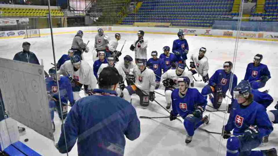 Na snímke slovenskí hokejoví reprezentanti do 20 rokov počas prvého tréningu slovenskej hokejovej reprezentácie do 20 rokov pred majstrovstvami sveta, 7. decembra 2017 v Piešťanoch. 