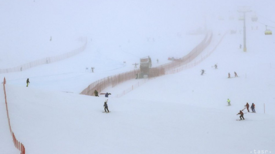 Na snímke pohľad na svah po zrušení nedeľňajšieho super-G Svetového pohára žien vo švajčiarskom St. Moritzi 10. decembra 2017. Preteky zrušili kvôli zlému počasiu. 