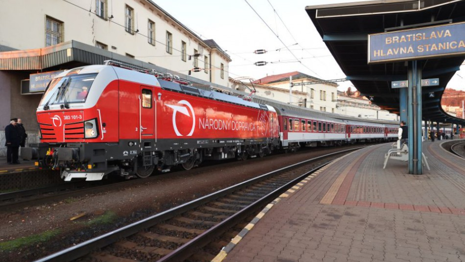 Na snímke nový rušeň Vectron Železničnej spoločnosti Slovensko (ZSSK) pred prvou jazdou 10. decembra 2017 na Hlavnej stanici v Bratislave. 