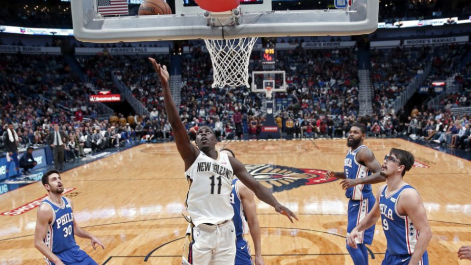 Na snímke uprostred hráč Pelicans Jrue Holiday v zápase basketbalovej NBA New Orleans Pelicans -  Philadelphia 76ers v noci na 11. decembra 2017.