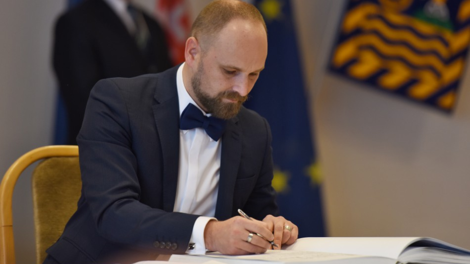 Na archívnej snímke nový predseda TTSK Jozef Viskupič pri podpisovaní prísahy počas ustanovujúceho zasadnutia nového Zastupiteľstva Trnavského samosprávneho kraja (TTSK ) v Trnave. 