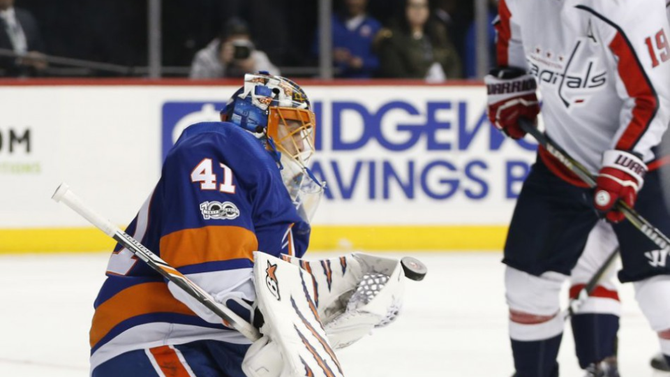 Na snímke slovenský brankár Jaroslav Halák chytá puk, ktorý strelil Nicklas Backstrom počas zápasu NHL NY Islanders a Washingtonu.