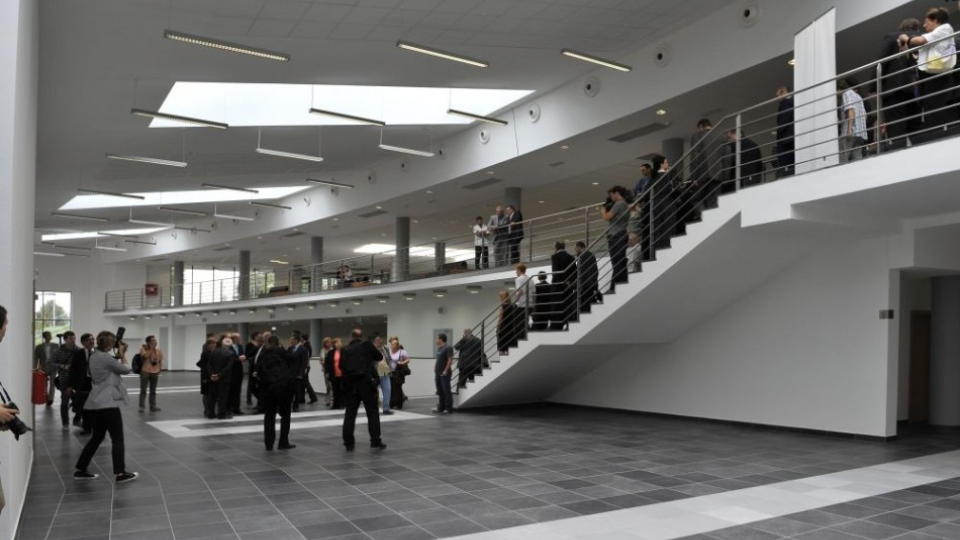 Interiér vstupnej haly Fakulty informatiky a informačných technológií (FIIT) STU.