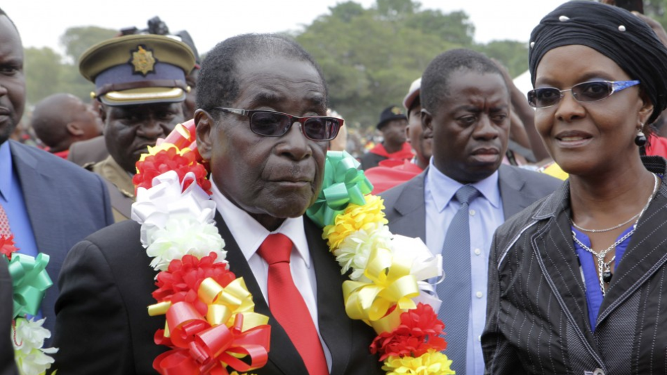 Zimbabwiansky prezident Robert Mugabe (vľavo).