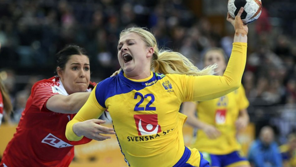 Švédska hádzanárka Hanna Blomstrandová strieľa vo štvrťfinále majstrovstiev sveta v hádzanej žien Švédsko - Dánsko 12. decembra 2017 v Lipsku.
