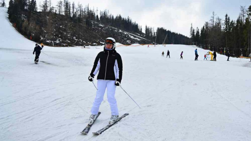 Na archívnej snímke žena sa lyžuje na svahu v lyžiarskom stredisku na Štrbskom Plese vo Vysokých Tatrách.