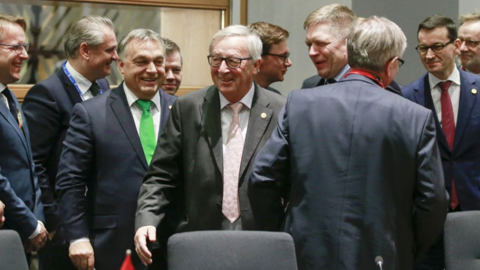 Predseda Európskej komisie (EK) Jean-Claude Juncker (uprostred), slovenský premiér Robert Fico (tretí sprava) a maďarský premiér Viktor Orbán (tretí zľava) prichádzajú na stretnutie premiérov krajín Vyšehradskej štvorky (V4) a Talianska s predsedom EK ohľadne pomoci Líbyi v Bruseli 14. decembra 2017. 