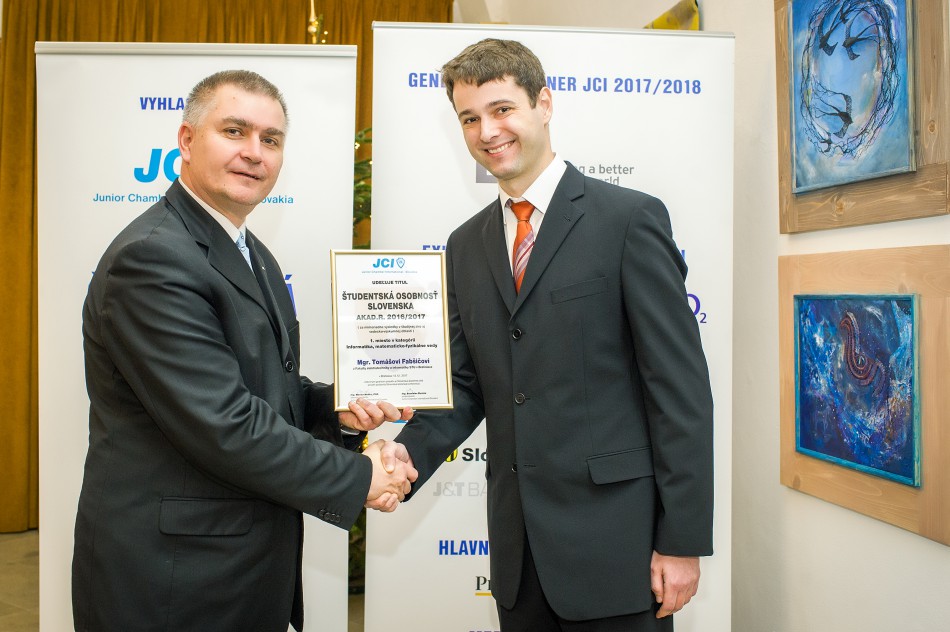 Marián Meško (výkonný predseda JCI-Slovensko)  odovzdáva cenu absolútnemu víťazovi súťaže Mgr. Tomášovi Fabšičovi.
