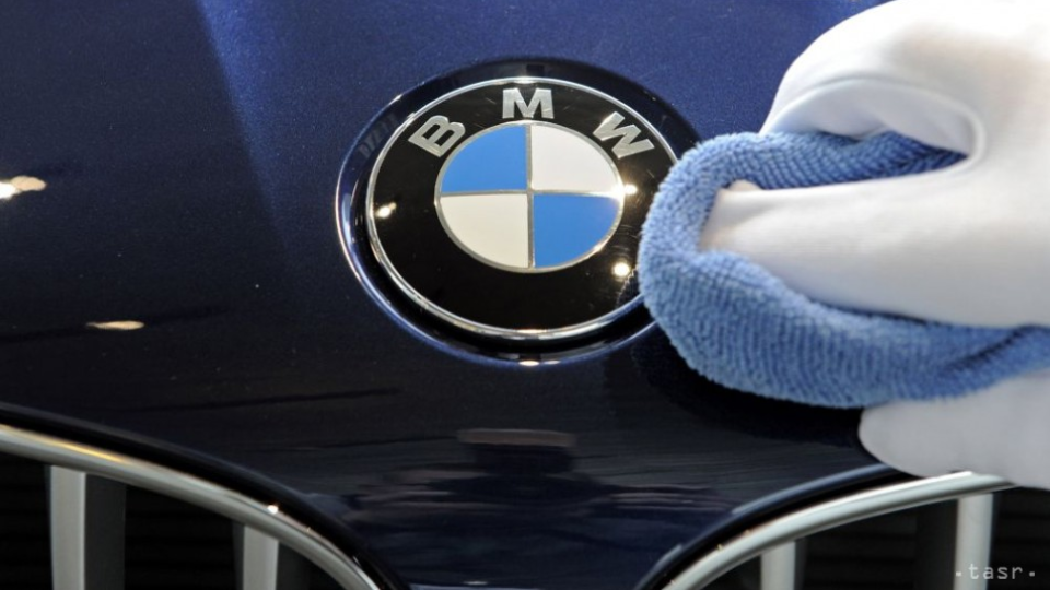 Na archívnej snímke logo automobilky BMW
