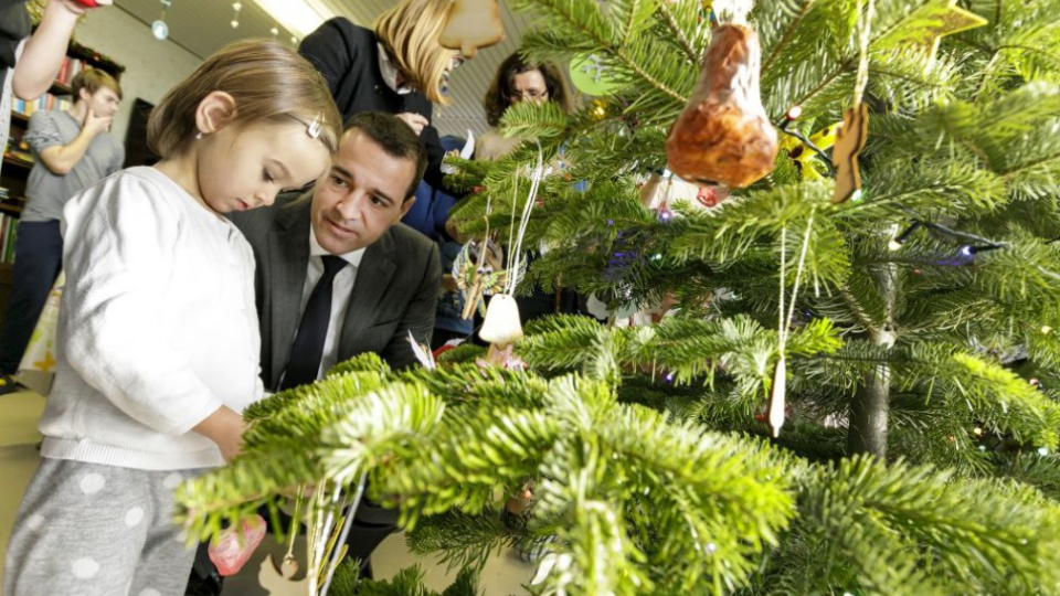 Na snímke minister zdravotníctva SR Tomáš Drucker počas symbolického zdobenia vianočného stromčeka v Bratislave 19. decembra 2017.