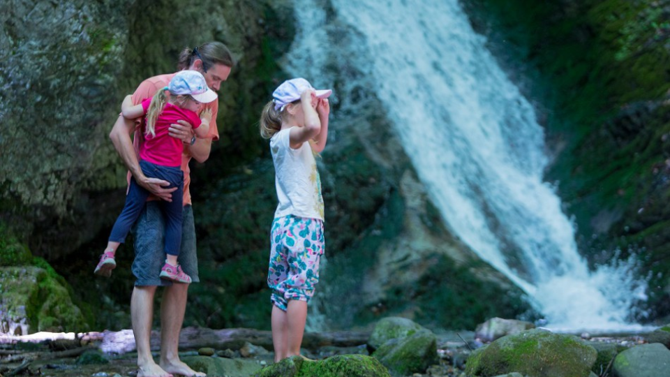 Na snímke turisti si prezerajú Králický vodopád pri obci Králiky v okrese Banská Bystrica 26. júna 2017.