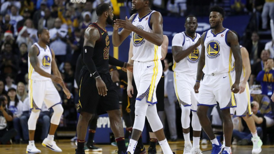 Hráči Golden State Warriors vpredu s Kevinom  Durantom (35), ktorý reaguje po blokovaní strely Cleveland Cavaliers.