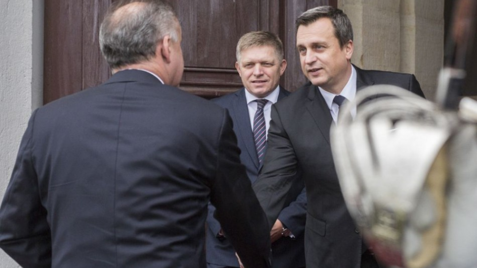 Na archívnej snímke predseda vlády SR Robert Fico (uprostred), predseda NR SR Andrej Danko (vpravo) a prezident SR Andrej Kiska (vľavo).
