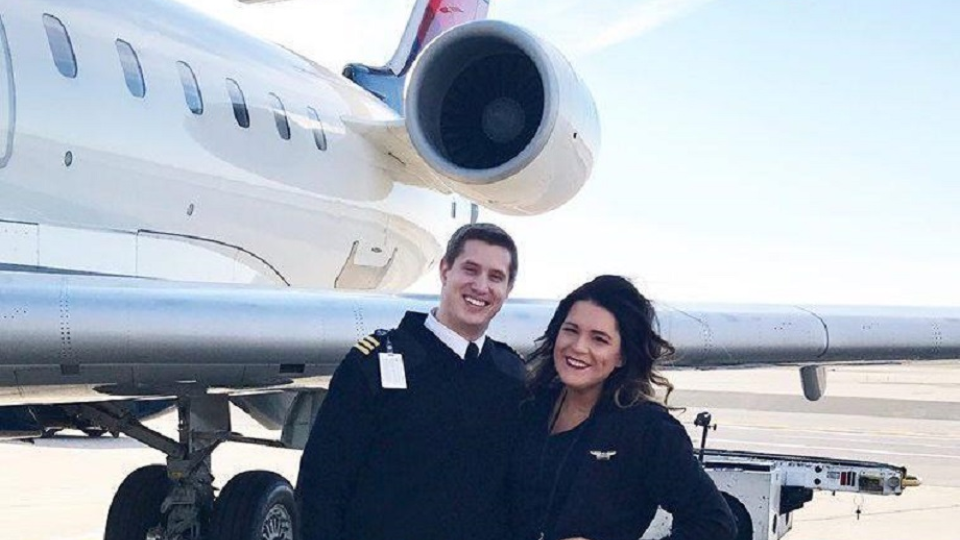 Letuška Lauren a jej snúbenec pilot Jon.