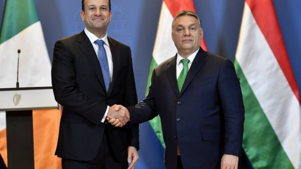 Na snímke írsky predseda vlády Leo Varadkar (vľavo) a maďarský premiér Viktor Orbán si podávajú ruky počas tlačovej konferencie po rokovaní v Budapešti 4. januára 2018.