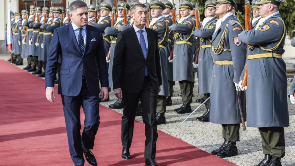 Na snímke sprava český premiér Andrej Babiš a slovenský premiér Robert Fico počas slávnostného prijatia na Úrade vlády SR 5. januára 2018 v Bratislave.