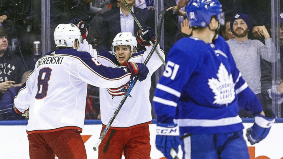 Na snímke druhý zľava ruský útočník Arťom Panarin oslavuje víťazný gól, vľavo jeho spoluhráč Zach Werenski v zápase hokejovej NHL Toronto Maple Leafs -  Columbus Blue Jackets v noci na 9. januára 2018.