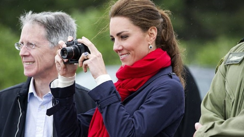Kate pravidelne narúša zaužívané tradície a členov rodiny pri významných udalostiach fotí najradšej sama.