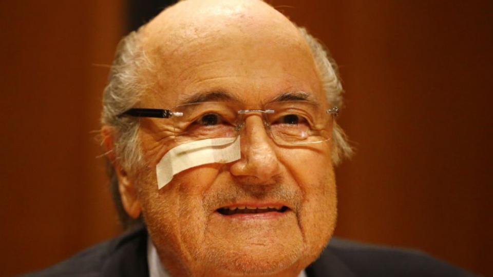 Na snímke suspendovaný prezident FIFA Sepp Blatter počas tlačovej